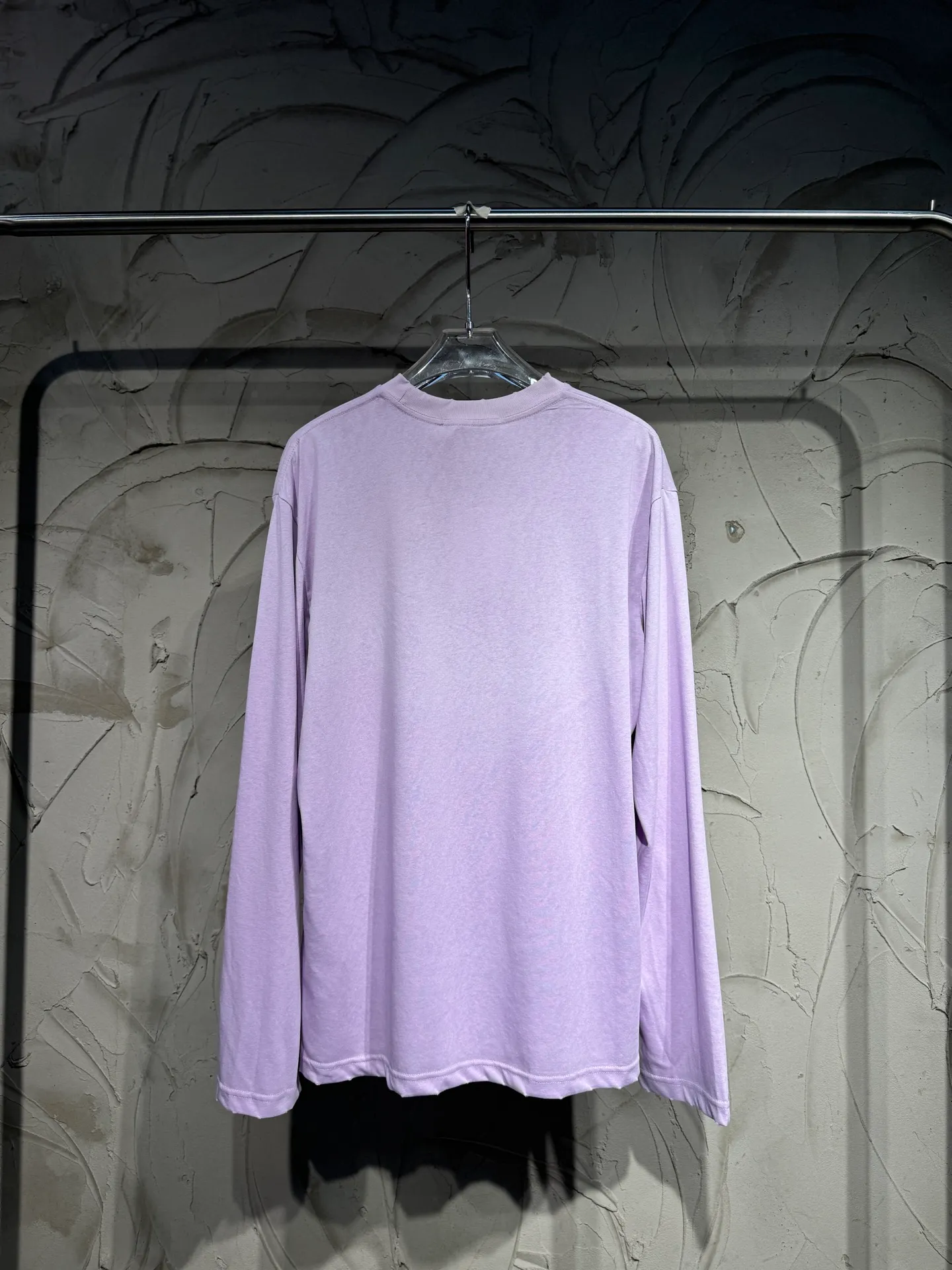 The highest version of Acne Studios long-sleeved Series distressed, dirty and mud-dyed long-sleeved T-shirts. The long-sleeved T-shirts with stir-fried colors and distressed edges are not picky. The snowflake cotton fabric feels soft and smooth and is not easy to wash. The fabric has been processed so it is sturdier than the quality ones in the counter. It can be used as sun protection clothing in summer. The same fabric as the original one is relatively thin. The feel and count are in place. The fried yellowing effect is cool. The printing effect is also in place. Details are online for comparison. 1 color four sizes #long sleeve t-shirt # #acne Color: White, Black, Light Blue, Light Pink, Purple Size: S M LXL